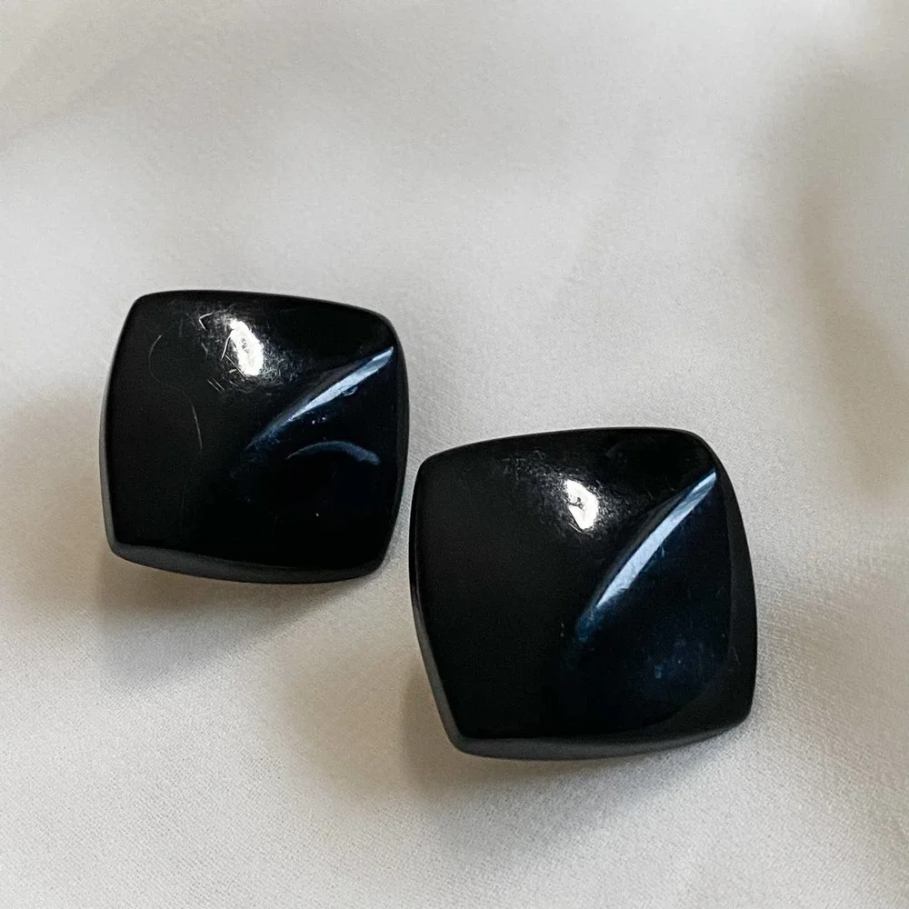 VTG Wavy Black Square Clip Earrings - Picture 7 of 7